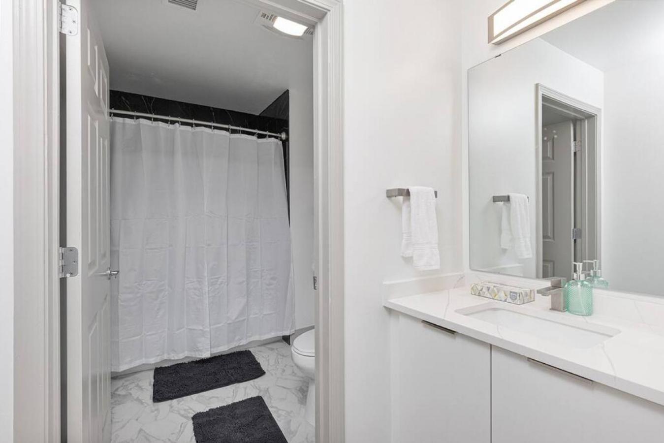 The Tar Heel - Stylish 4br With Views - Free Parking - Gym Apartment Charlotte