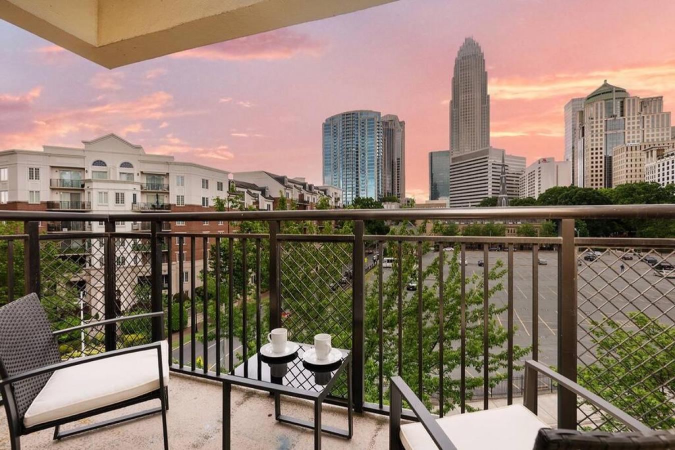The Tar Heel - Stylish 4br With Views - Free Parking - Gym * Charlotte