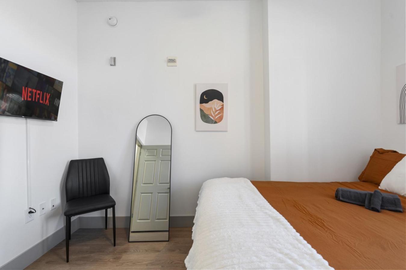 Apartment Cozy Charm - Spacious, Parking, Balcony, Gym *