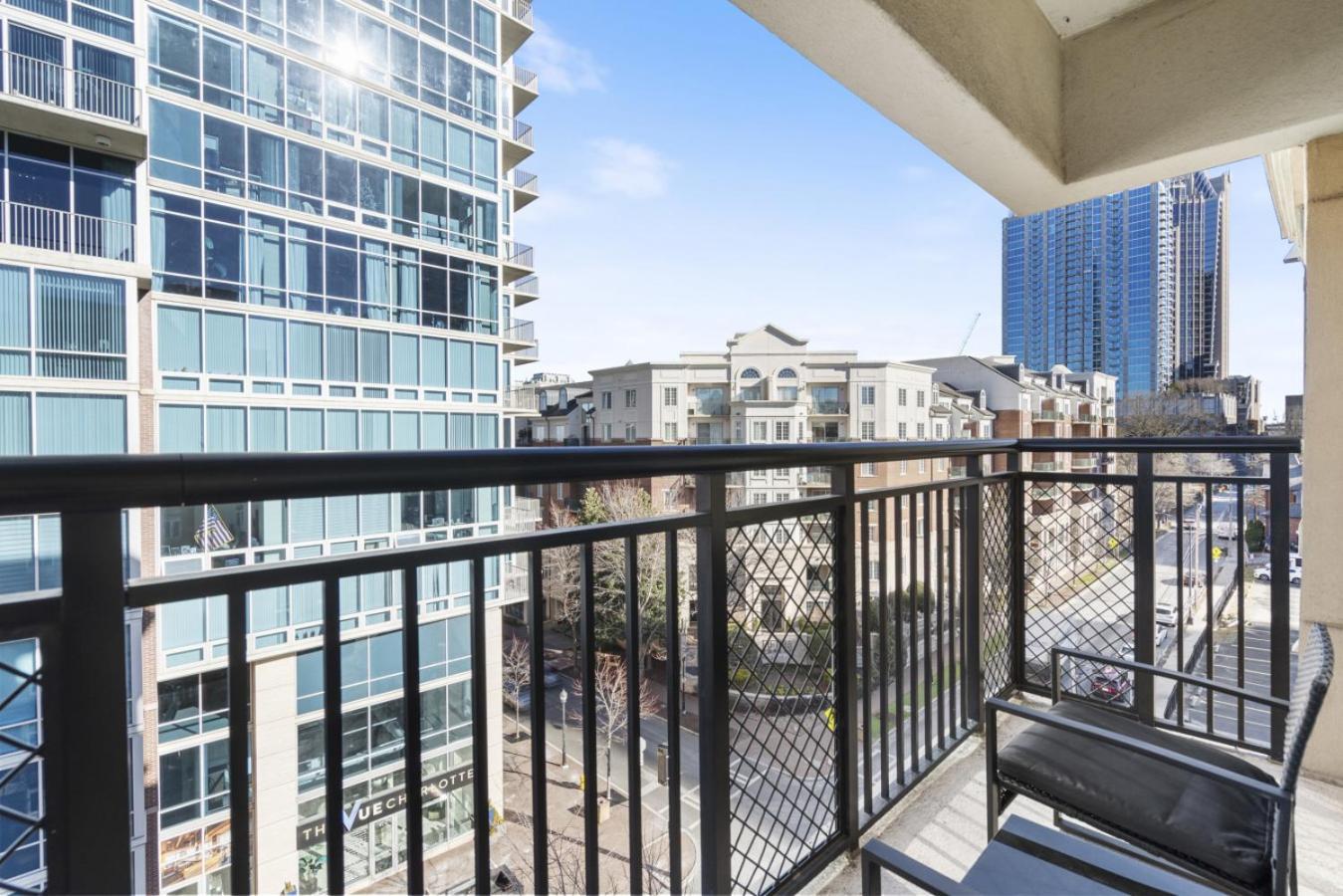 Cozy Charm - Spacious, Parking, Balcony, Gym *