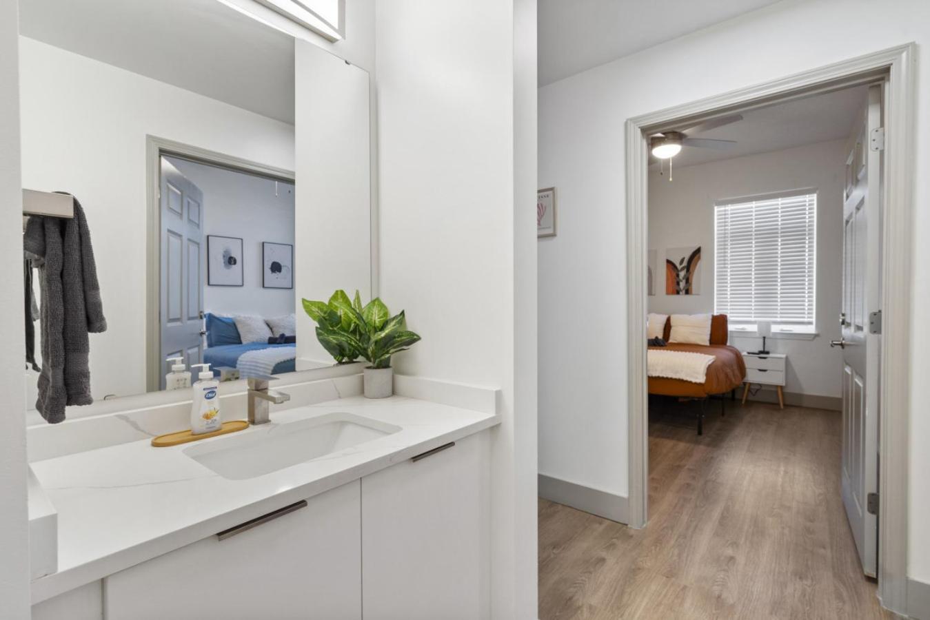 Cozy Charm - Spacious, Parking, Balcony, Gym * Charlotte