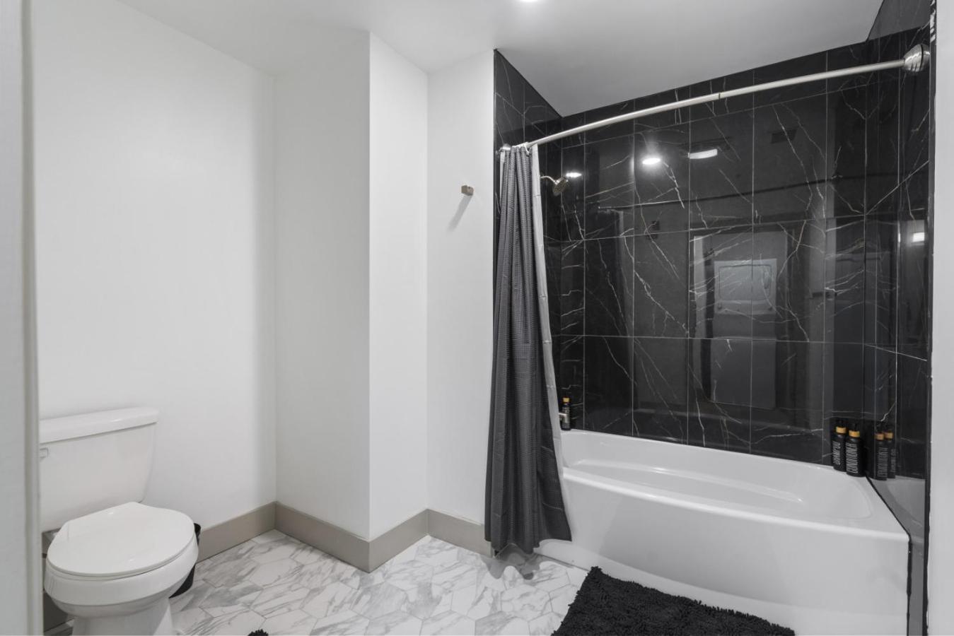 Apartment Cozy Charm - Spacious, Parking, Balcony, Gym