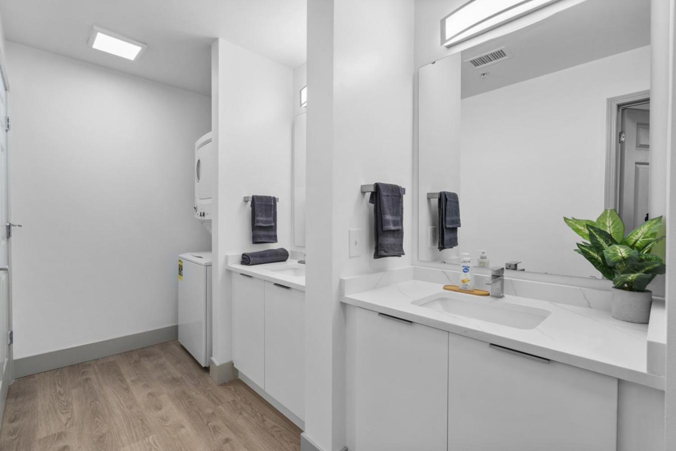 Apartment Cozy Charm - Spacious, Parking, Balcony, Gym *