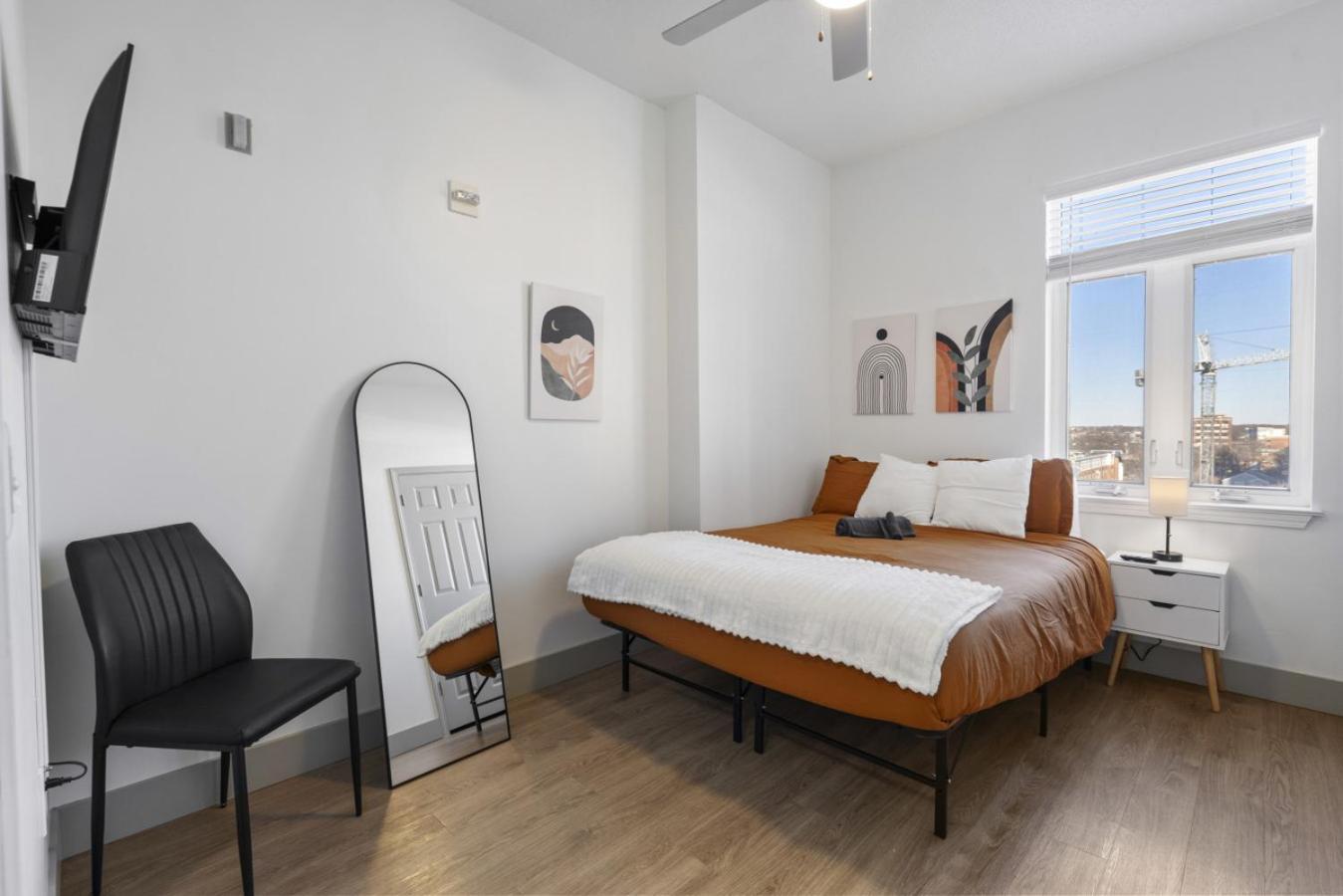 Cozy Charm - Spacious, Parking, Balcony, Gym * Charlotte