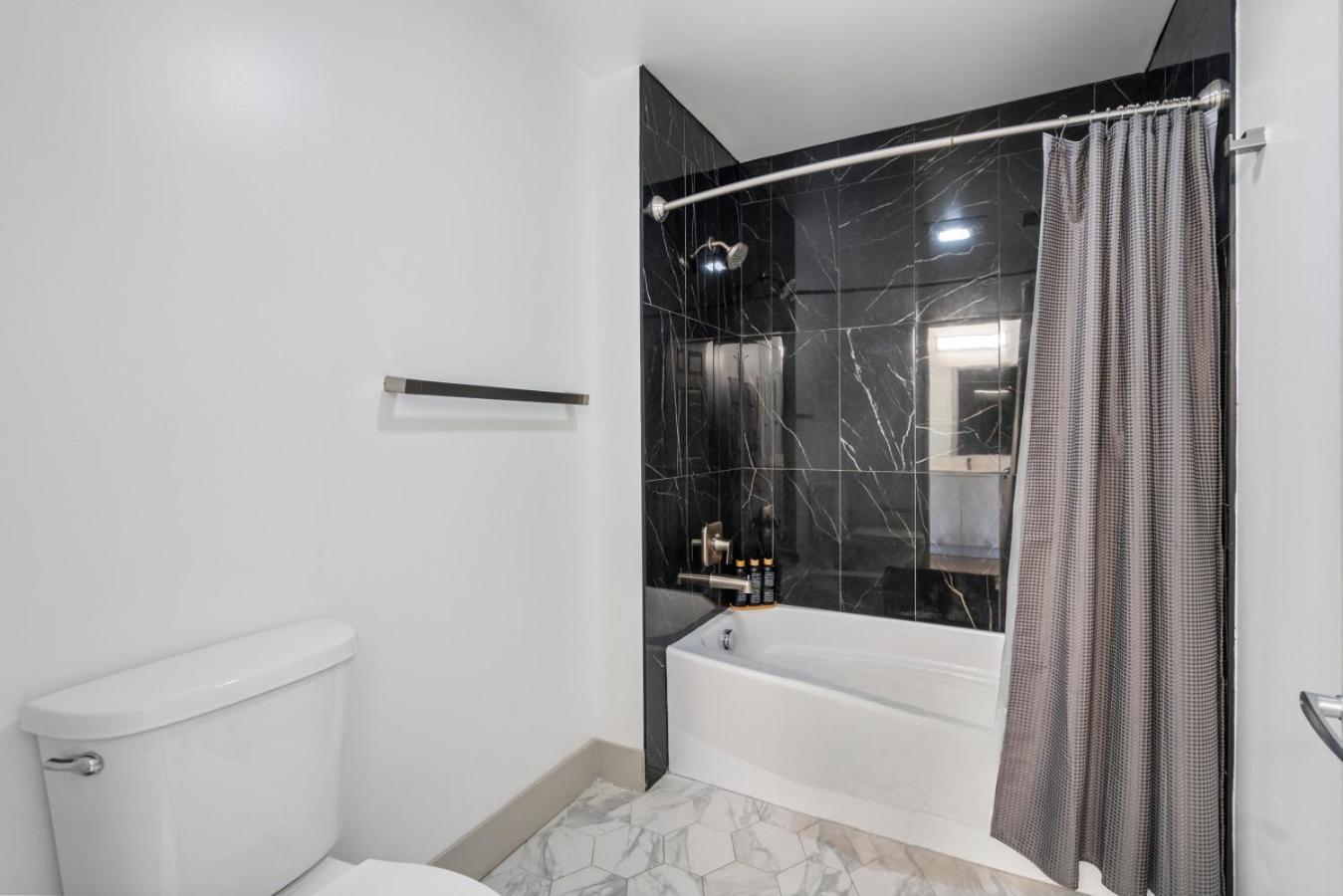 Apartment Cozy Charm - Spacious, Parking, Balcony, Gym