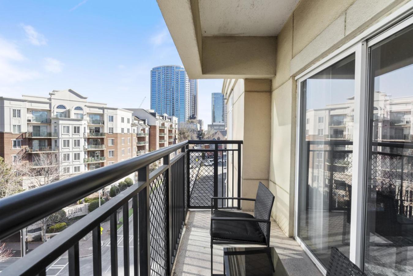 Cozy Charm - Spacious, Parking, Balcony, Gym Apartment *