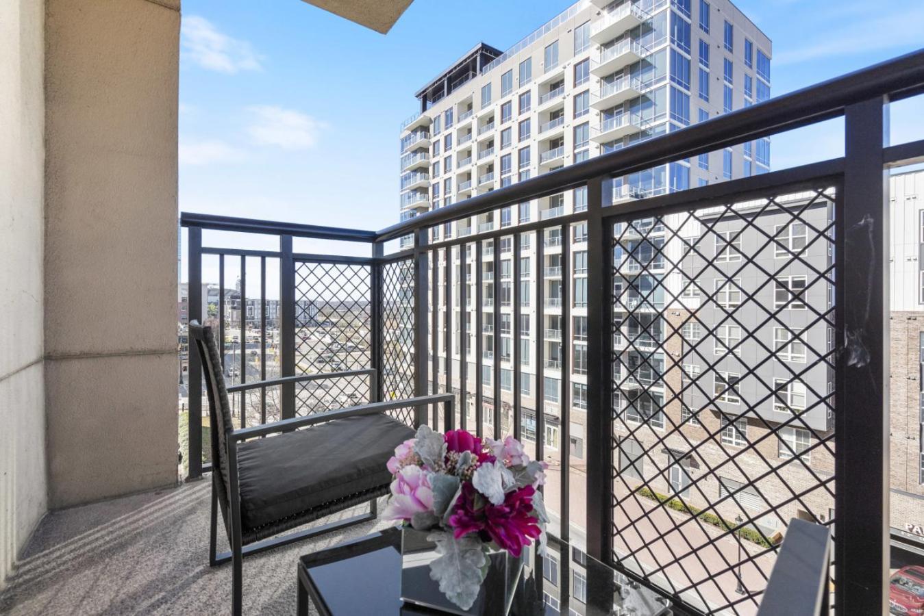Apartment Bright Uptown Bliss - Free Parking, Walkable, Views *