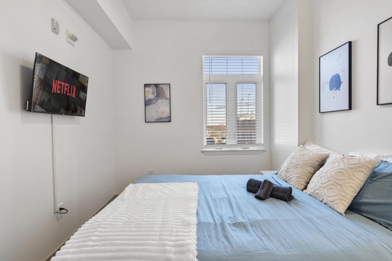 Cozy Charm - Spacious, Parking, Balcony, Gym Apartment Charlotte