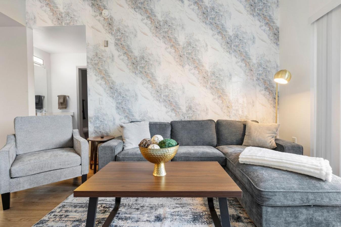 Apartment Cozy Charm - Spacious, Parking, Balcony, Gym Charlotte