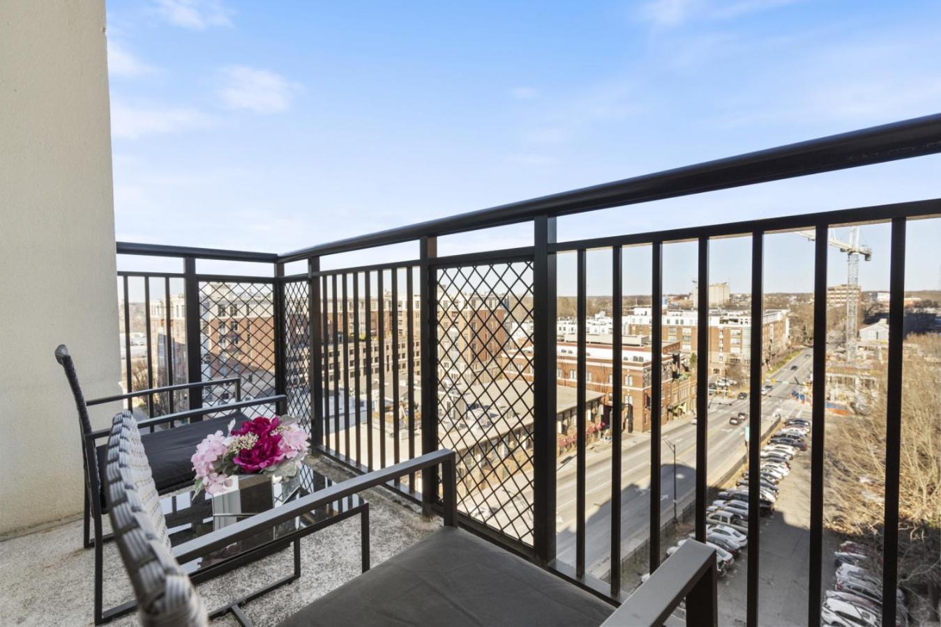 Cozy Charm - Spacious, Parking, Balcony, Gym Charlotte