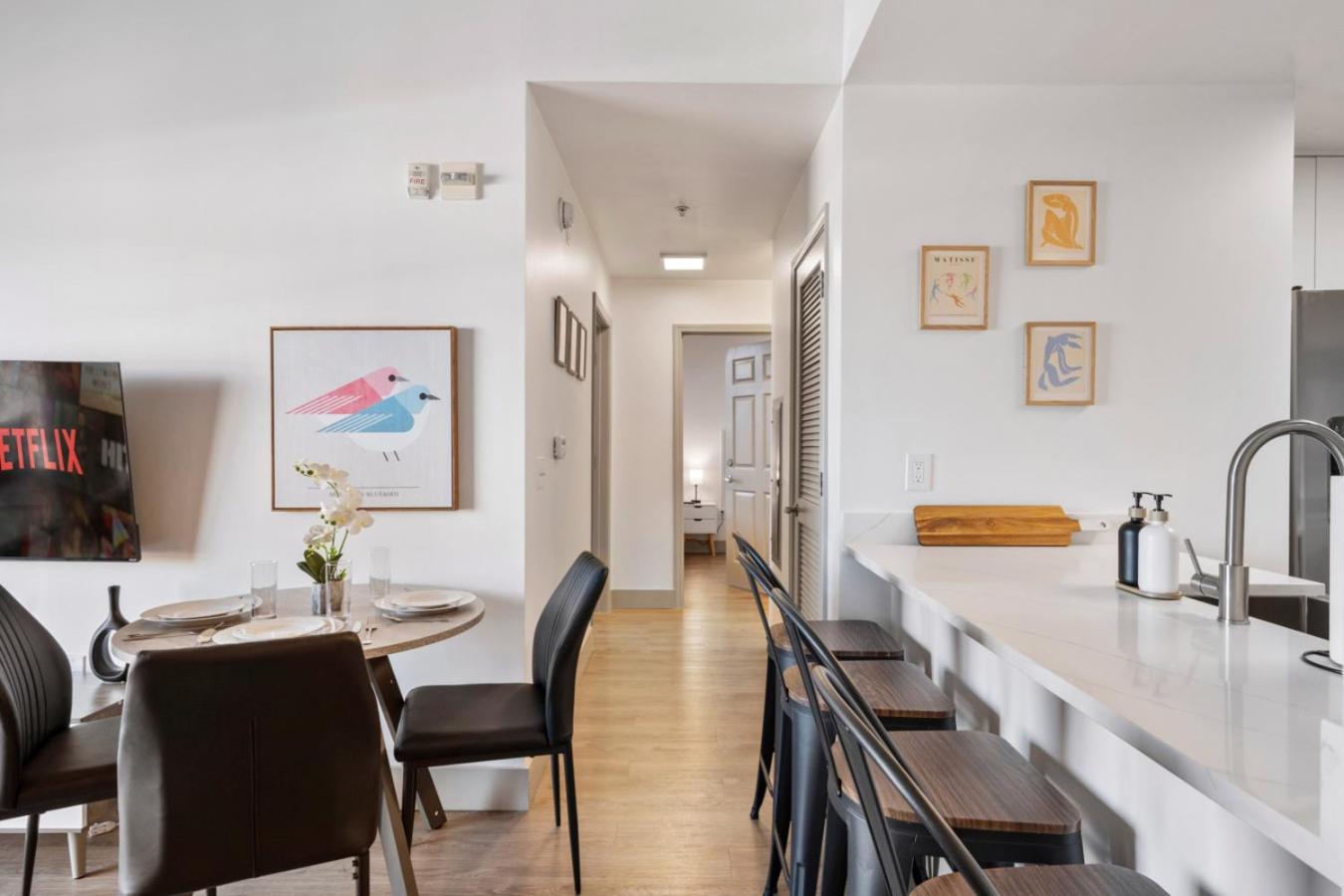 Cozy Charm - Spacious, Parking, Balcony, Gym Apartment