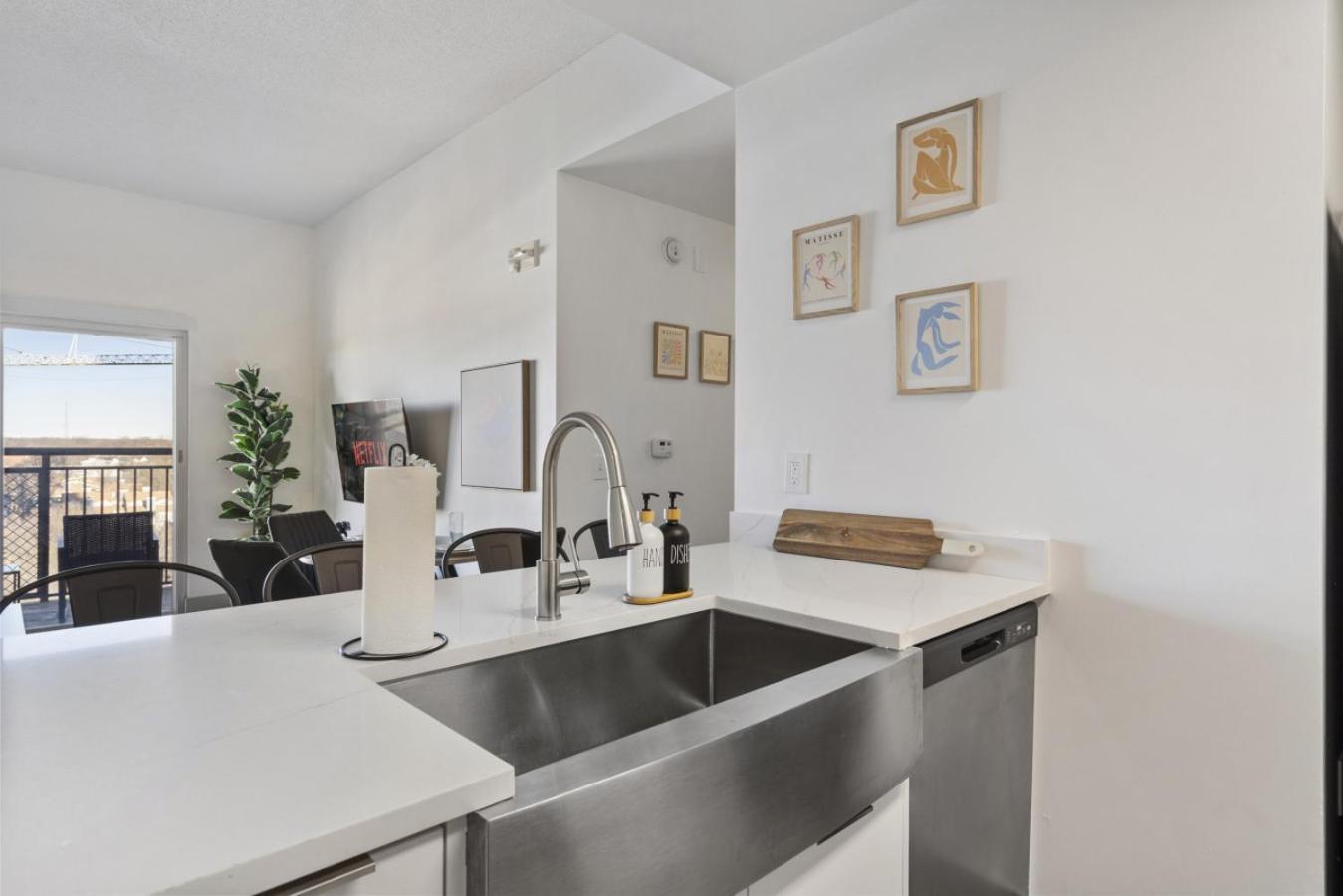 Cozy Charm - Spacious, Parking, Balcony, Gym Apartment Charlotte