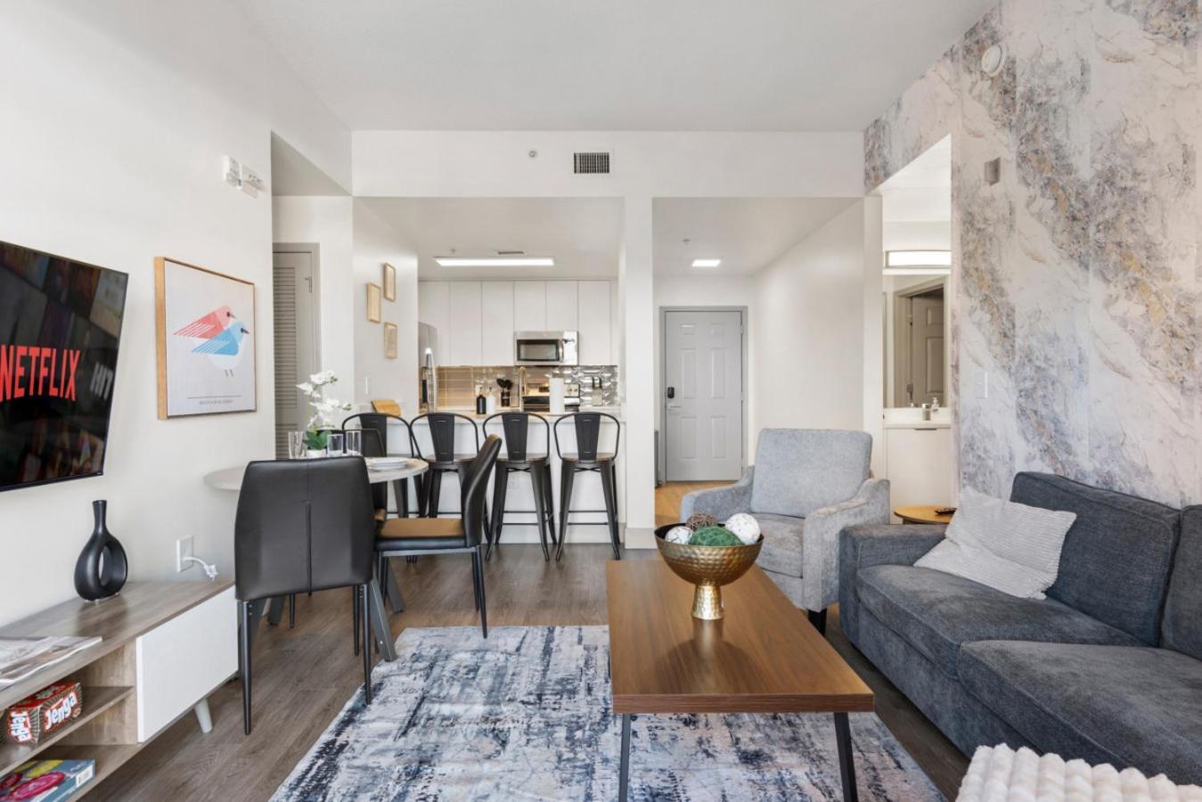 Cozy Charm - Spacious, Parking, Balcony, Gym * Charlotte