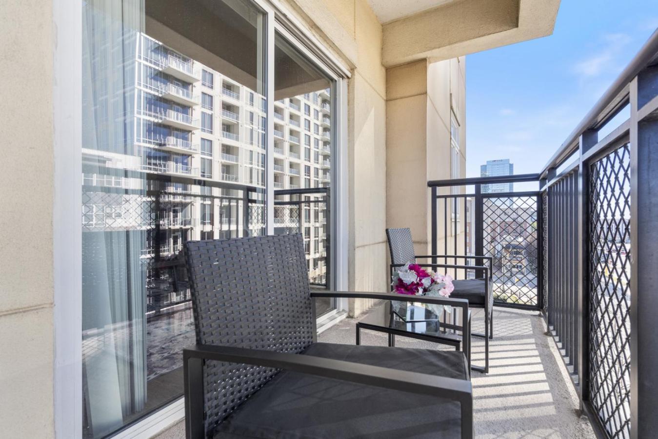 Bright Uptown Bliss - Free Parking, Walkable, Views Apartment