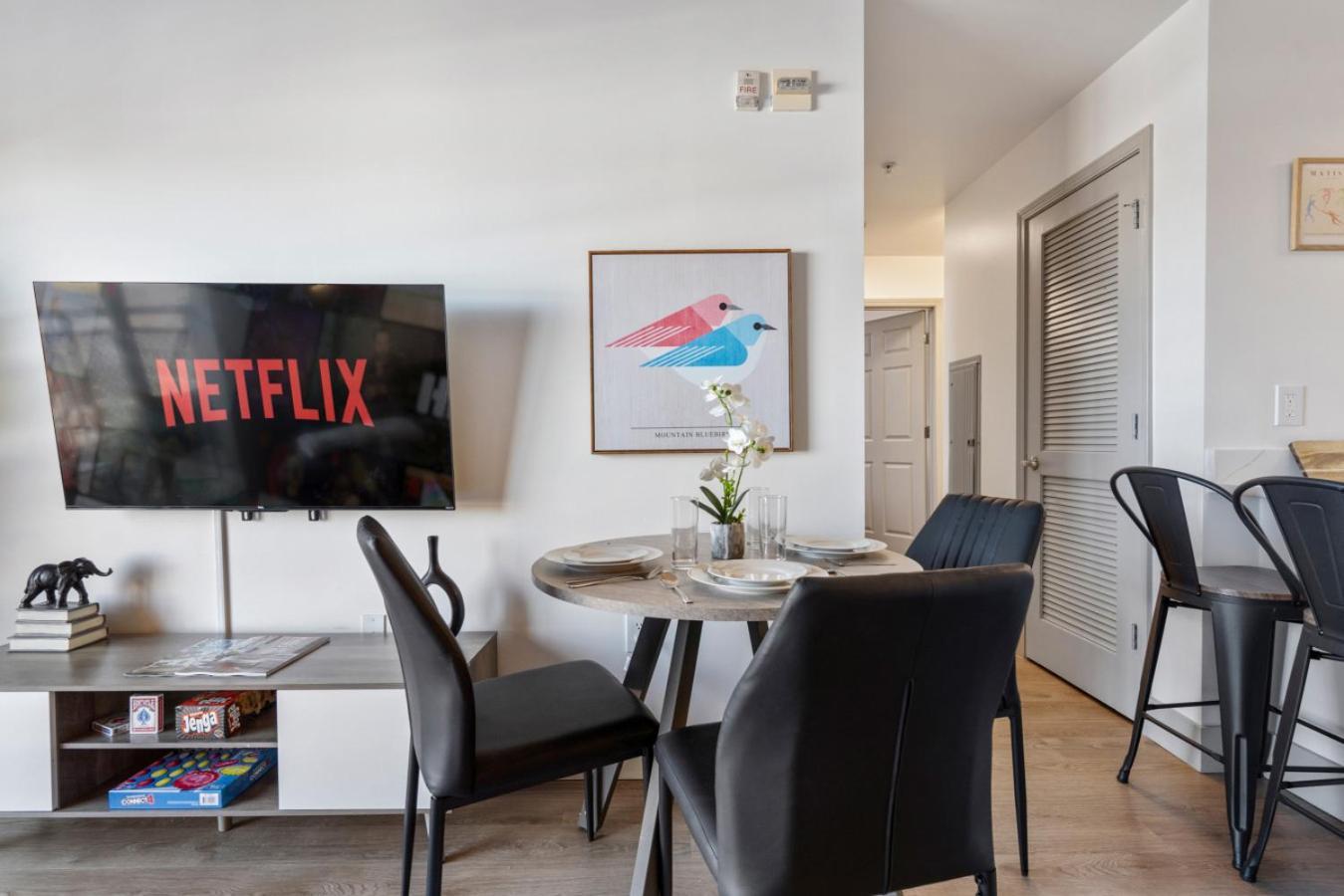Cozy Charm - Spacious, Parking, Balcony, Gym Apartment *