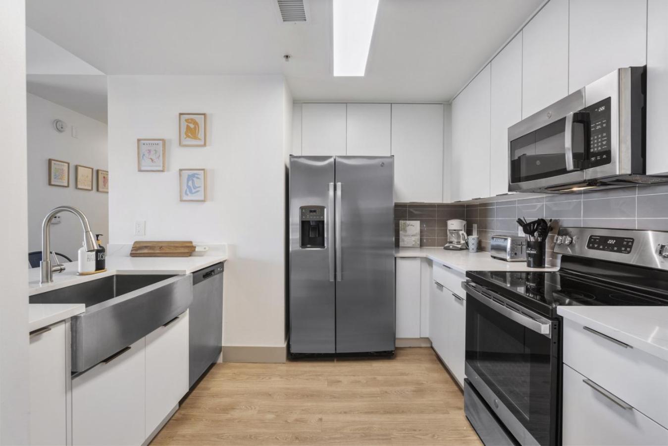 Cozy Charm - Spacious, Parking, Balcony, Gym * Charlotte