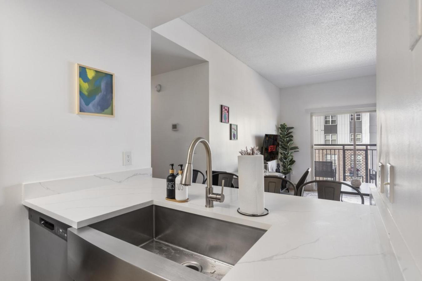 Apartment Bright Uptown Bliss - Free Parking, Walkable, Views
