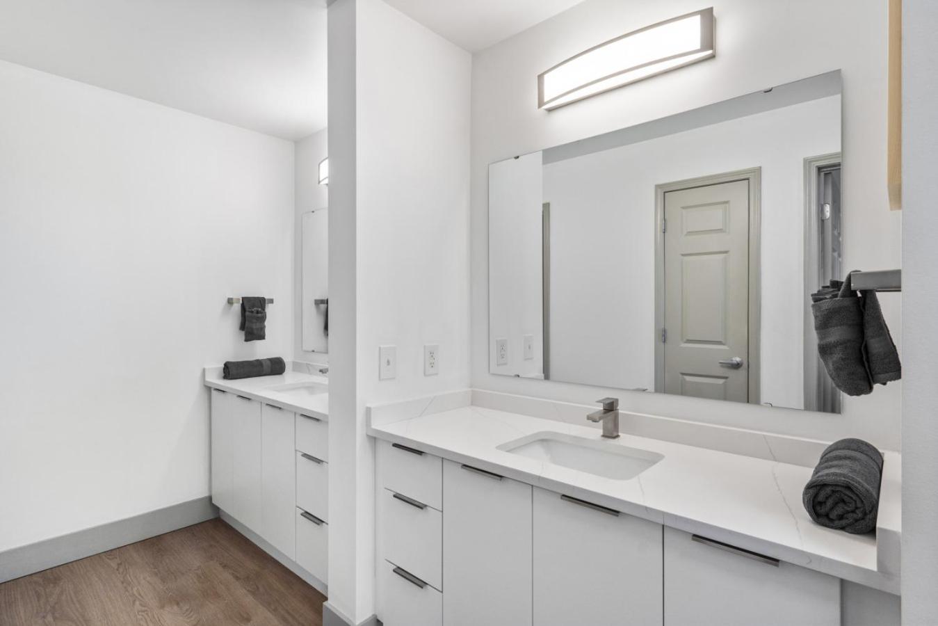 Bright Uptown Bliss - Free Parking, Walkable, Views Apartment *