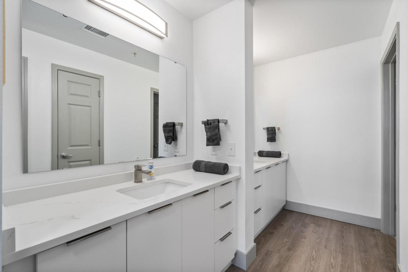 Apartment Bright Uptown Bliss - Free Parking, Walkable, Views *