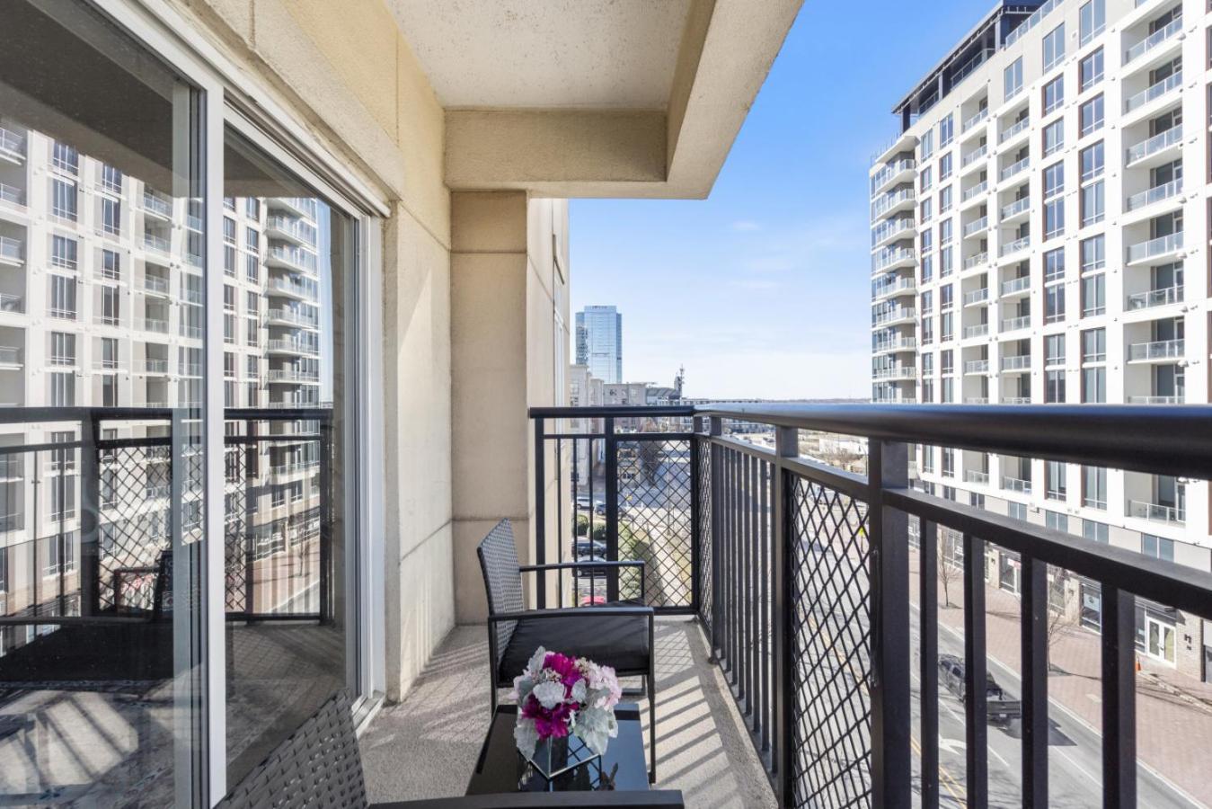 Apartment Bright Uptown Bliss - Free Parking, Walkable, Views Charlotte