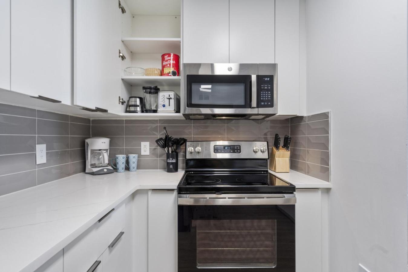 Bright Uptown Bliss - Free Parking, Walkable, Views *