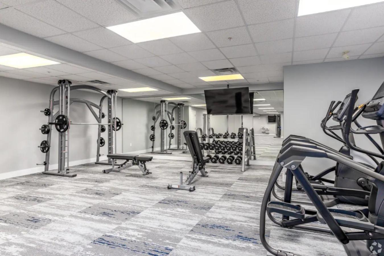 Cozy Charm - Spacious, Parking, Balcony, Gym * Charlotte