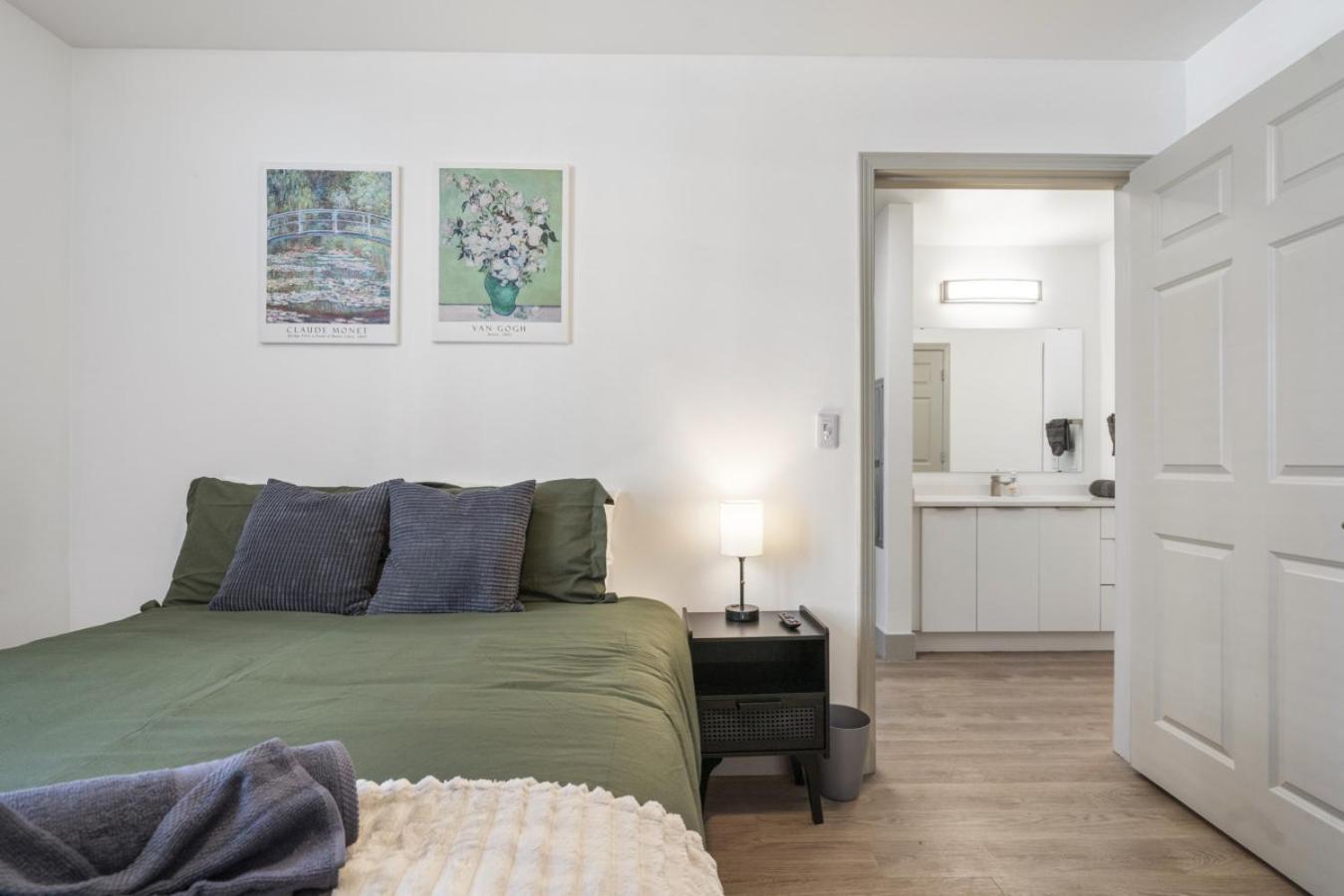 Bright Uptown Bliss - Free Parking, Walkable, Views Apartment