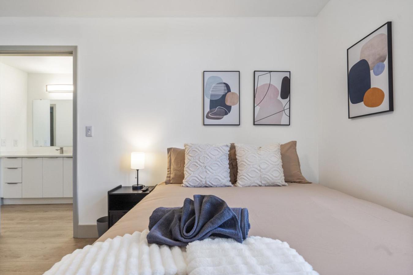 Bright Uptown Bliss - Free Parking, Walkable, Views *