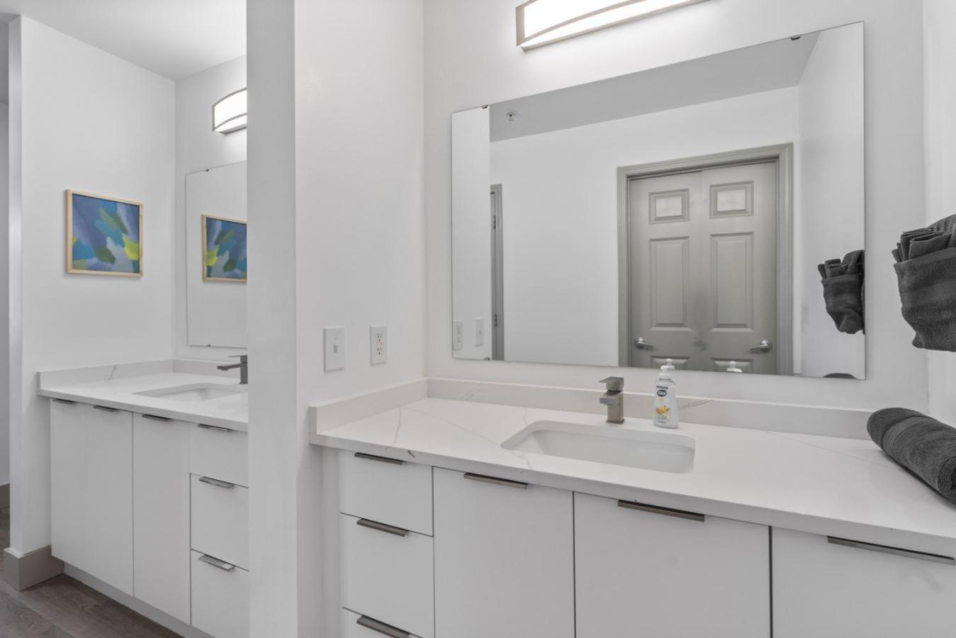 Bright Uptown Bliss - Free Parking, Walkable, Views Apartment