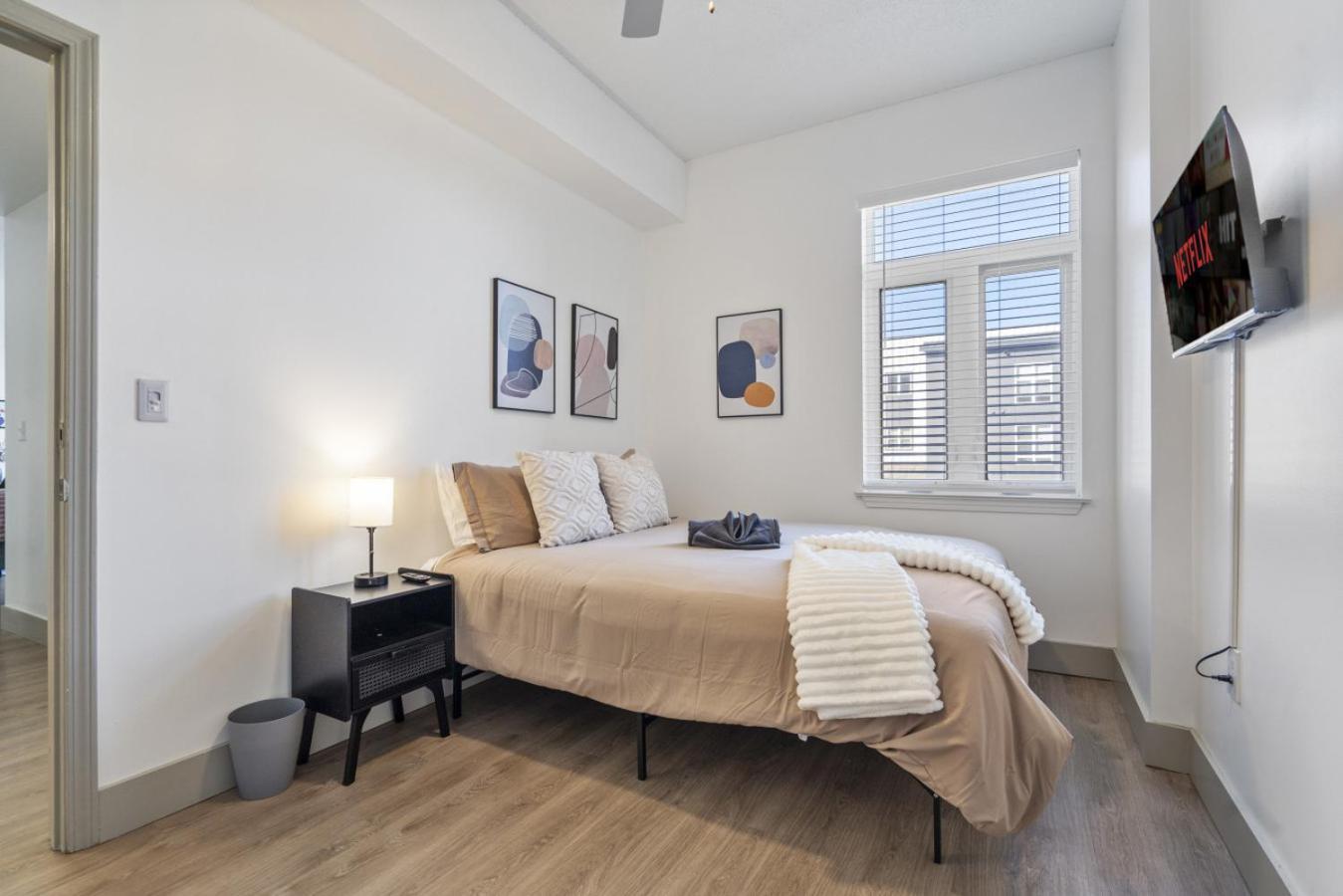Apartment Bright Uptown Bliss - Free Parking, Walkable, Views *