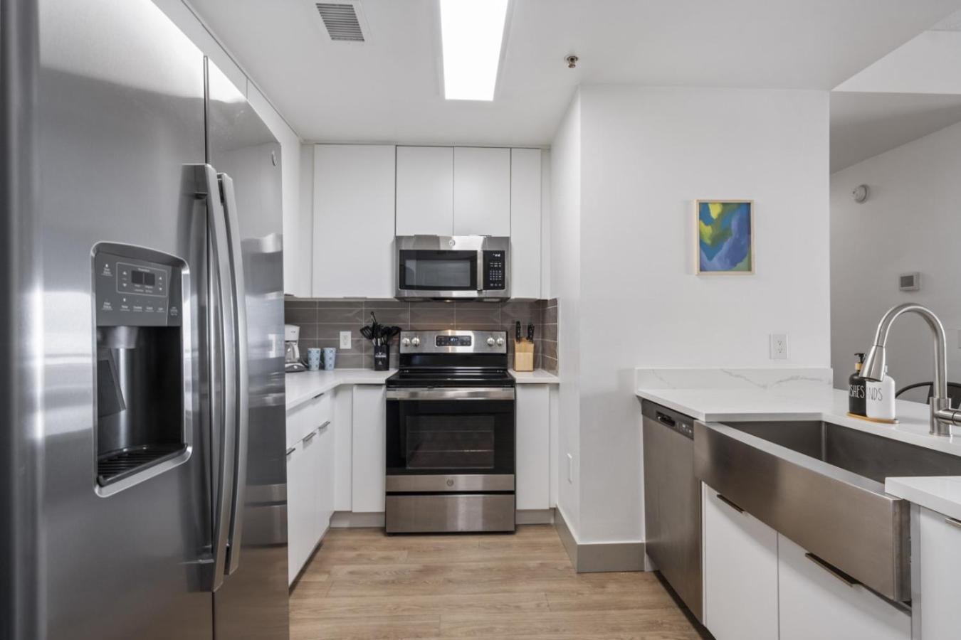 Bright Uptown Bliss - Free Parking, Walkable, Views Charlotte