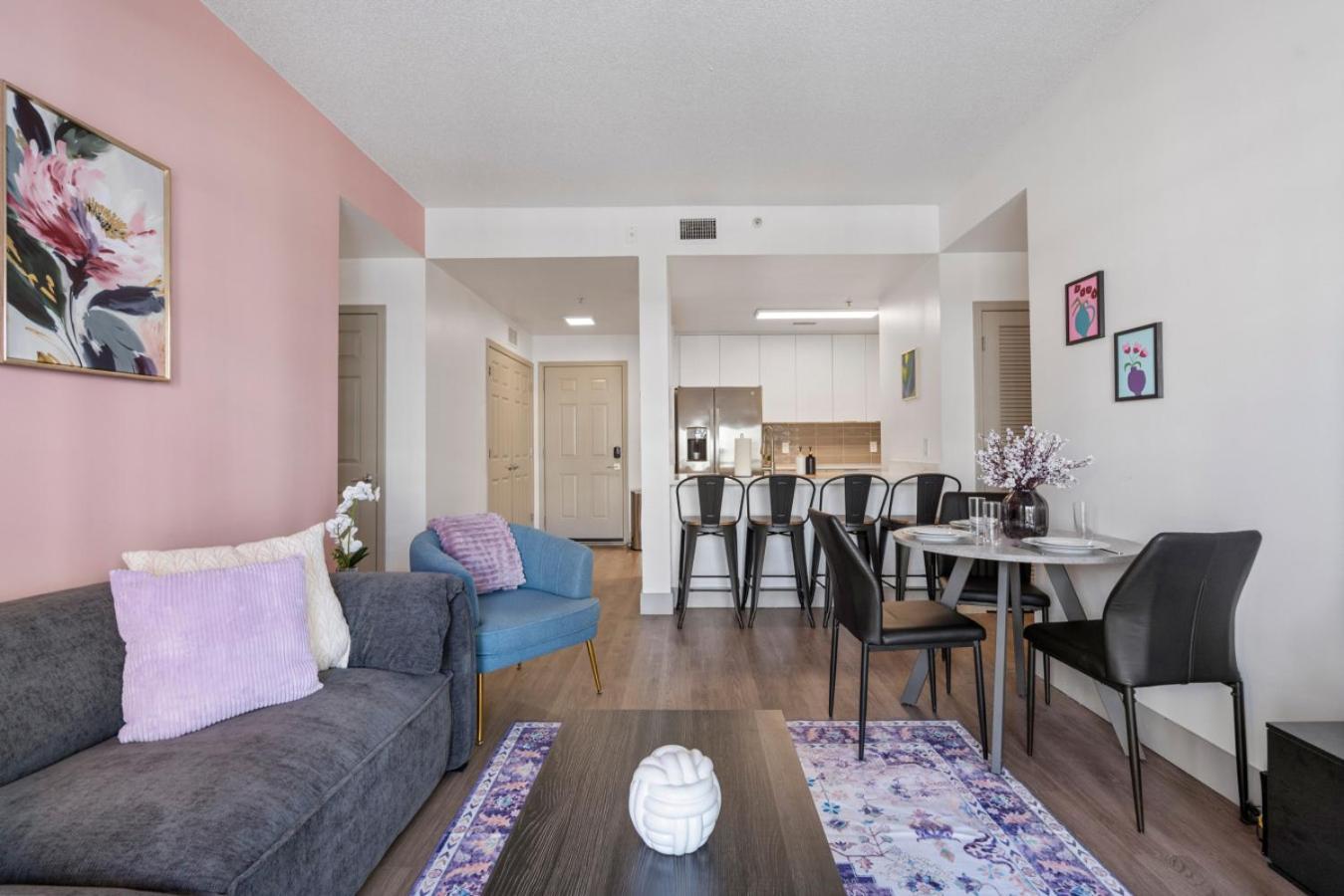 Apartment Bright Uptown Bliss - Free Parking, Walkable, Views Charlotte