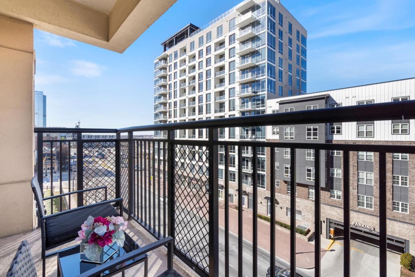 Bright Uptown Bliss - Free Parking, Walkable, Views *