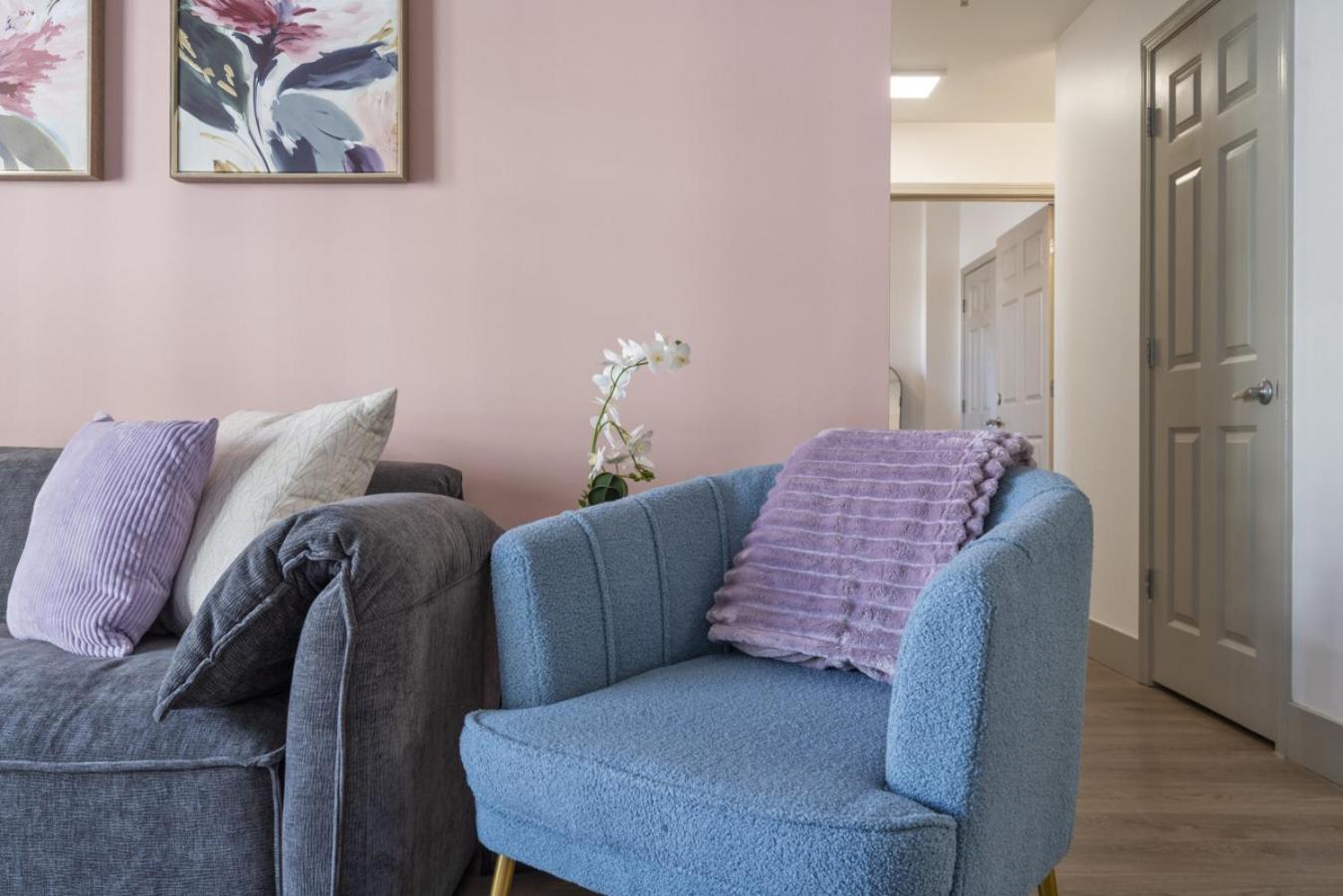 Bright Uptown Bliss - Free Parking, Walkable, Views Apartment