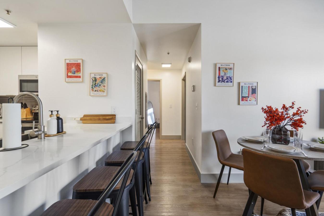 Apartment Urban Oasis - Balcony, Free Parking, Views, Gym *