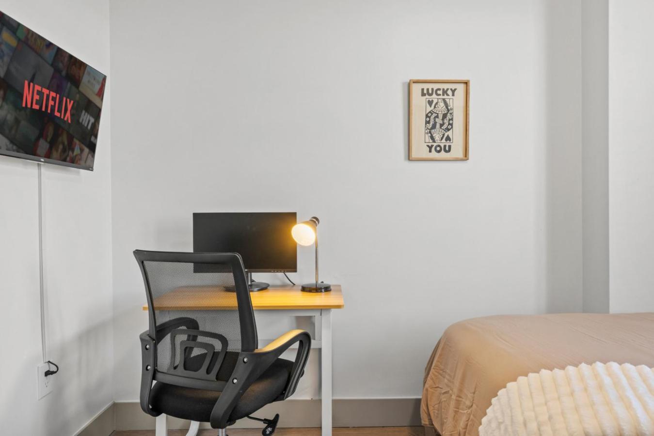 Apartment Urban Oasis - Balcony, Free Parking, Views, Gym
