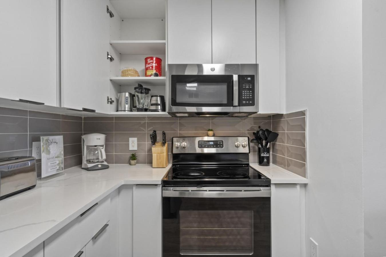Apartment Urban Oasis - Balcony, Free Parking, Views, Gym *