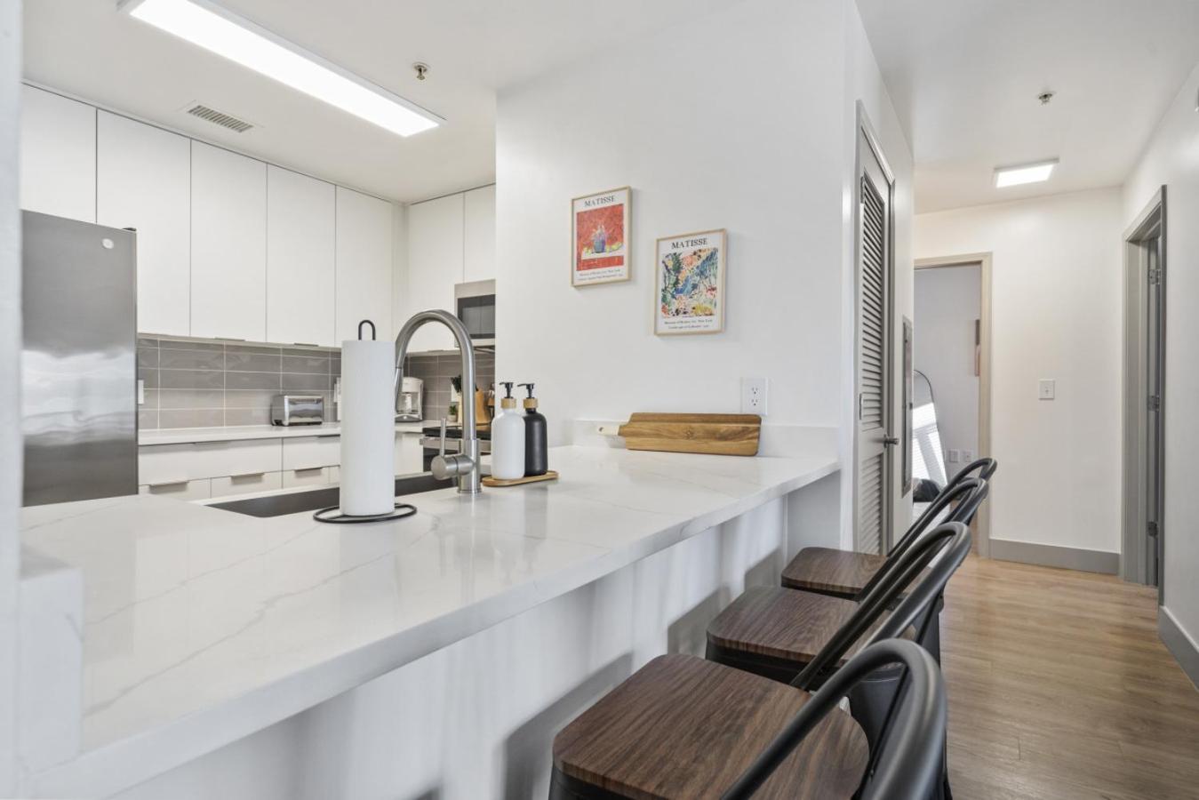 Urban Oasis - Balcony, Free Parking, Views, Gym *