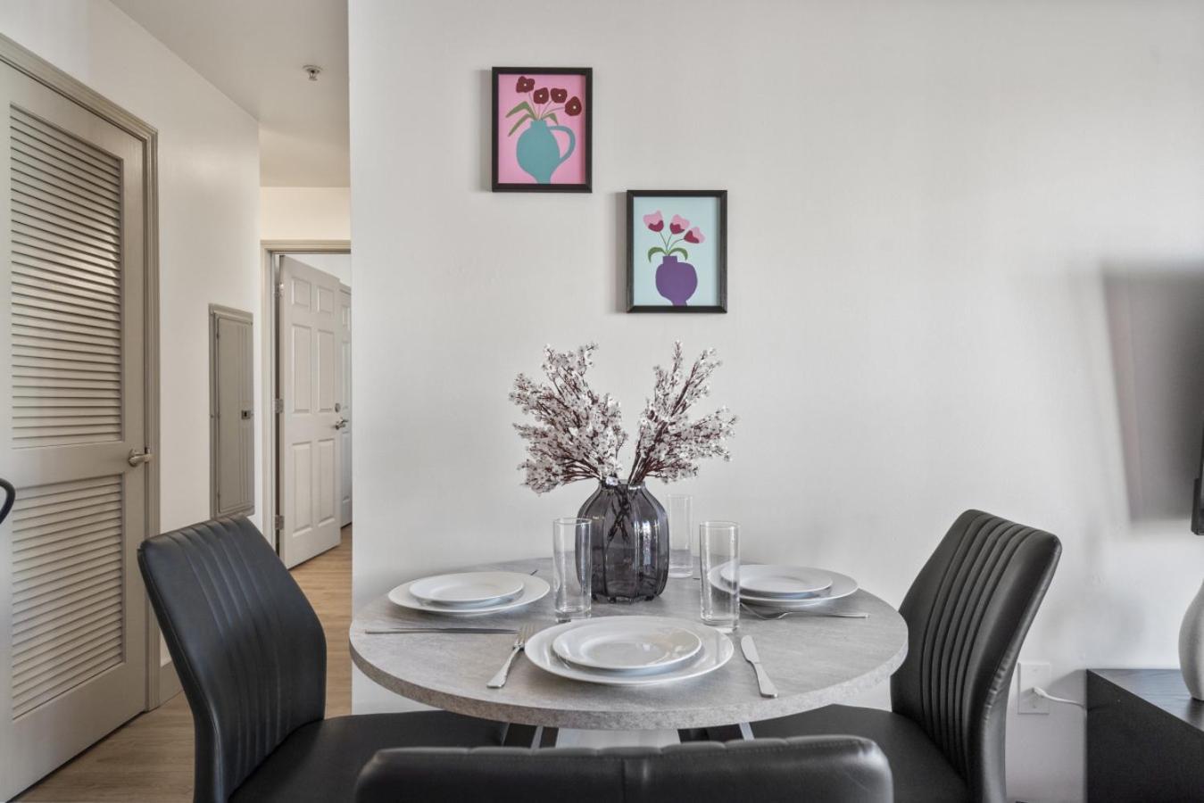 Apartment Bright Uptown Bliss - Free Parking, Walkable, Views *