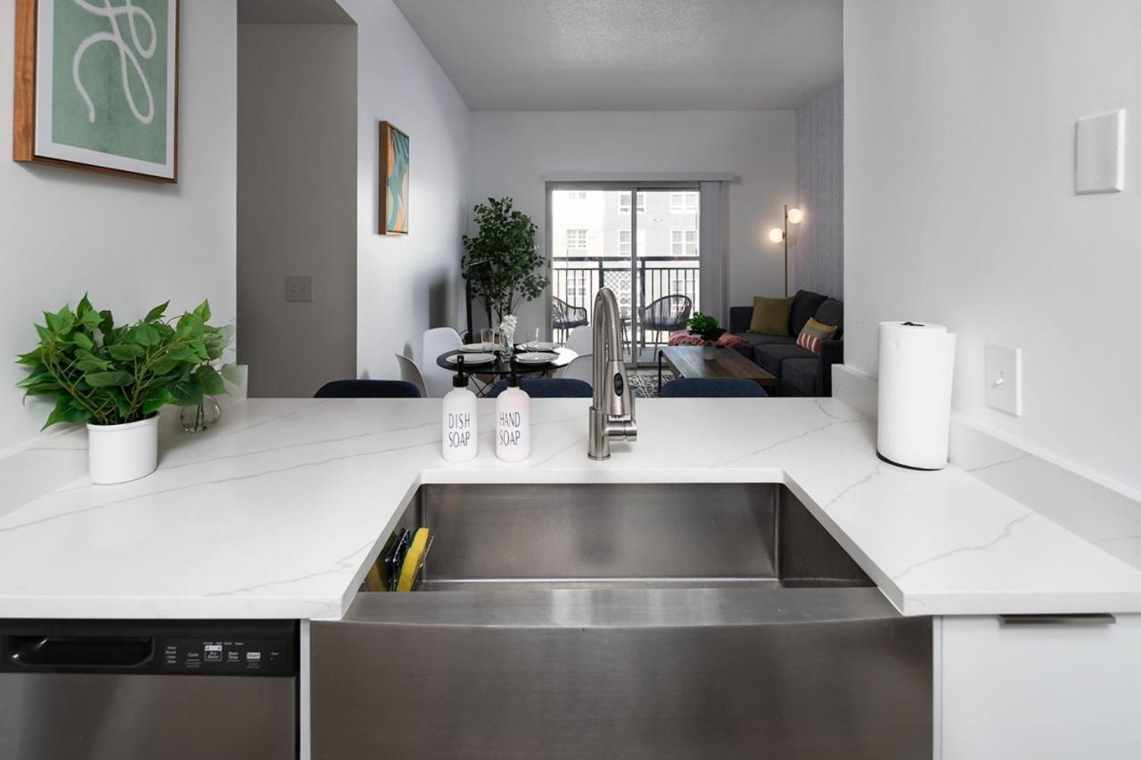 Urban Retreat - Free Parking, Wifi, Walk To Stadium Apartment
