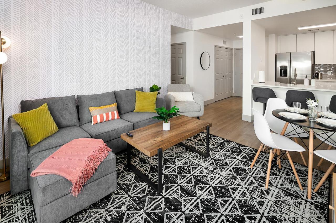 Urban Retreat - Free Parking, Wifi, Walk To Stadium Apartment *