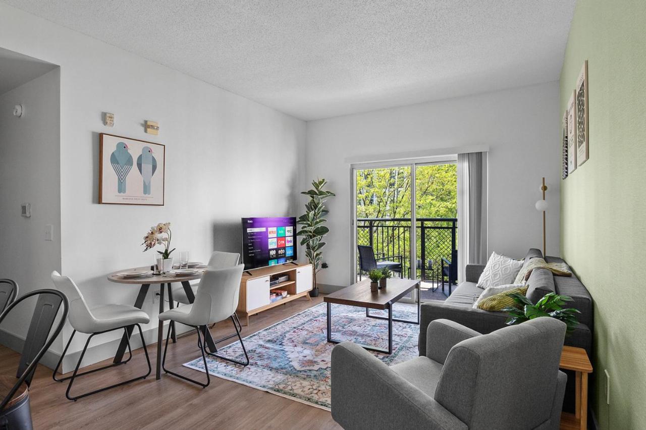 Cozy Urban Getaway - Free Parking, Gym, Stadium Apartment *