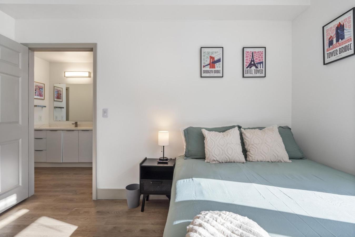 Modern Marvel - Free Parking, Gym, Near Stadium Apartment *