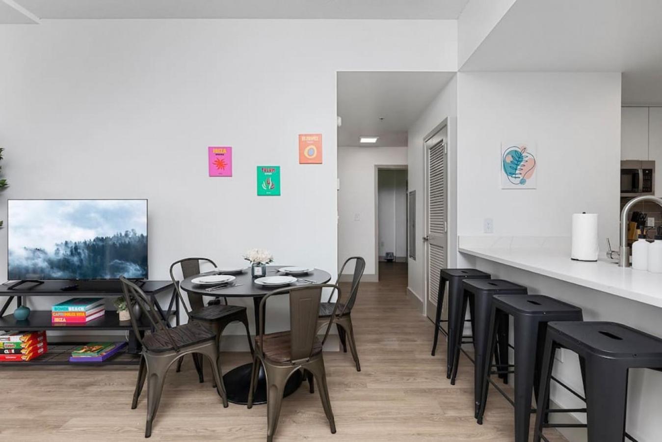 Stylish 4 Bed - 2 Mins To Stadium - Free Parking - Gym - Views Apartment