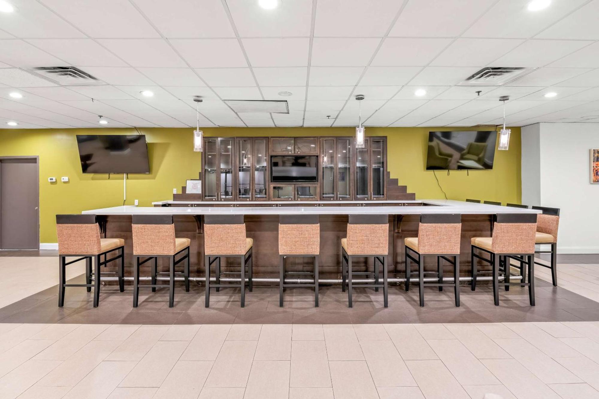 Radisson Airport Hotel 3*