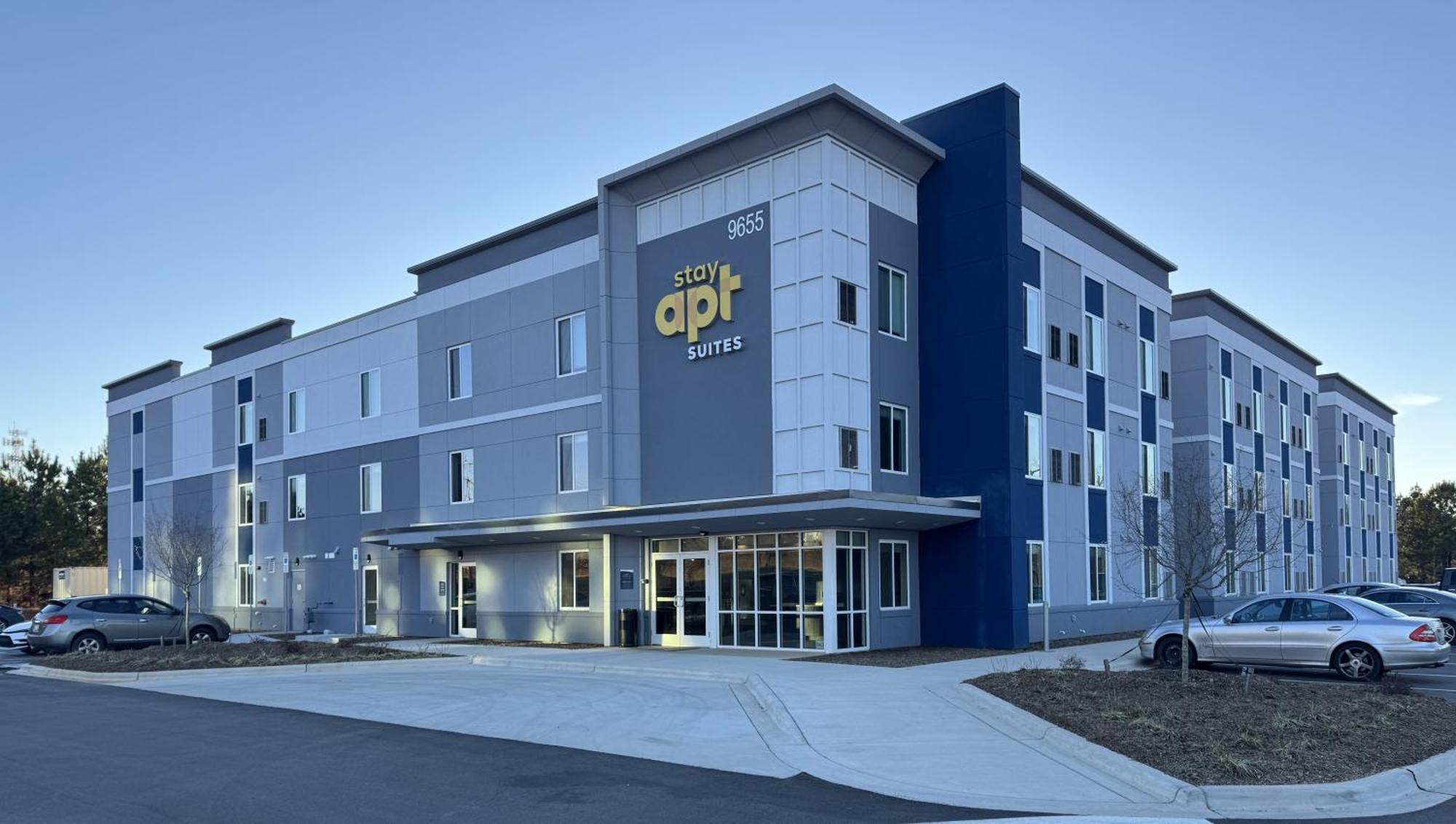 Stayapt North Hotel