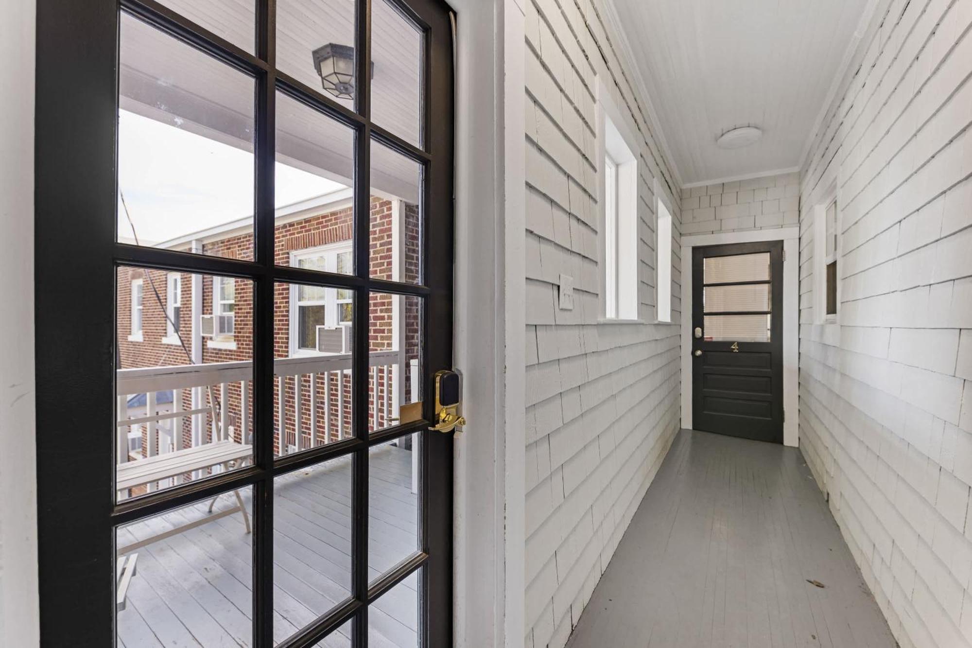 Holiday home Bright And Restful 2br Near Uptown With Balcony