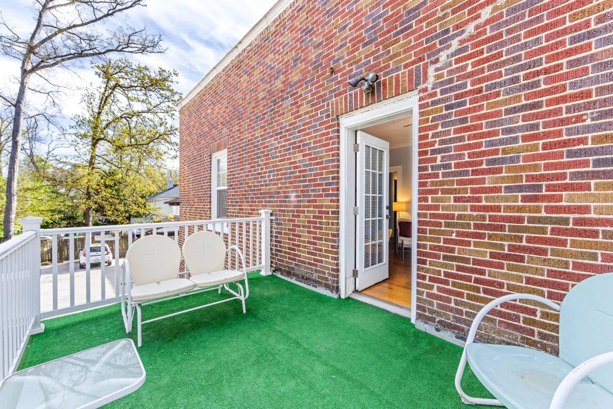 Bright And Restful 2br Near Uptown With Balcony Holiday home *