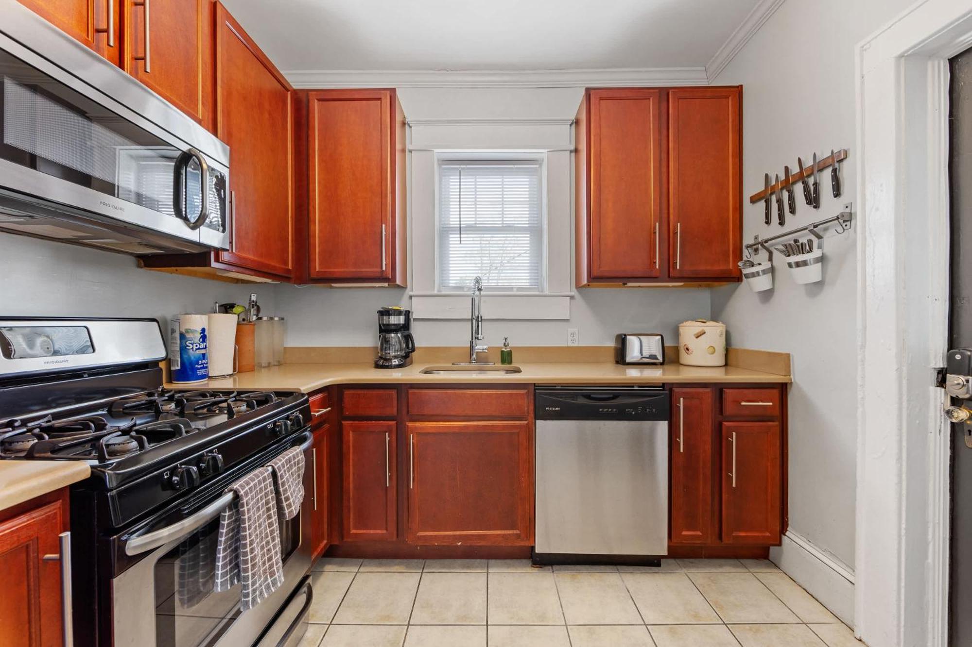Bright And Restful 2br Near Uptown With Balcony *
