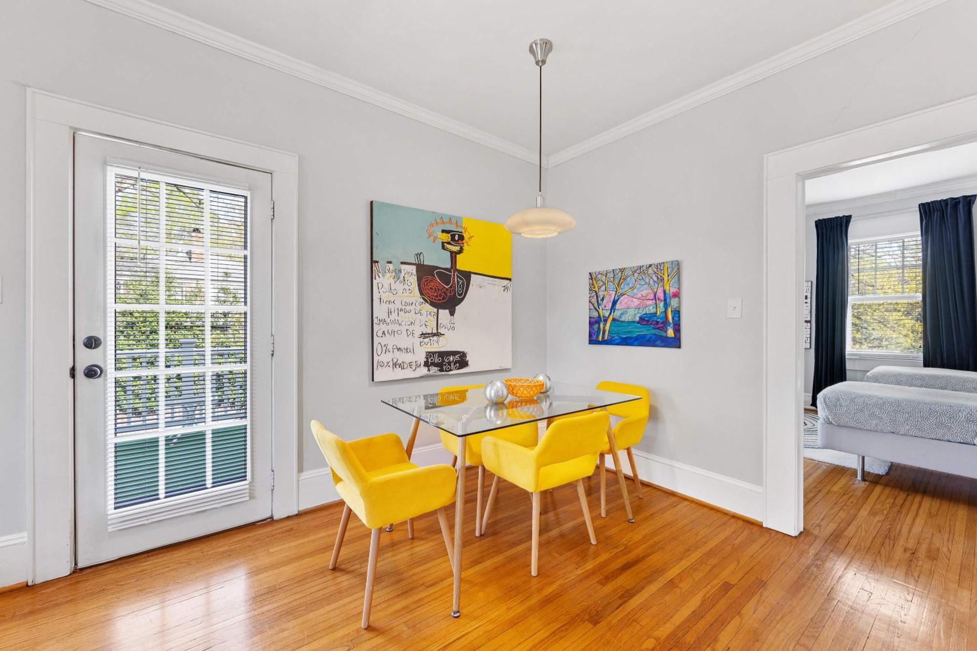 Bright And Restful 2br Near Uptown With Balcony Holiday home